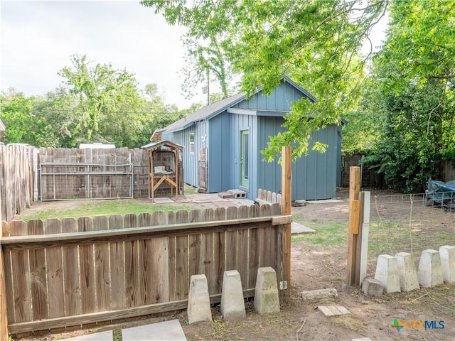 view of yard featuring an outbuilding and a fenced backyard
