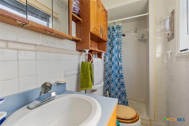 134 Daisy Ln, Whitney, TX 76692 - bathroom featuring a stall shower, toilet, vanity, and backsplash