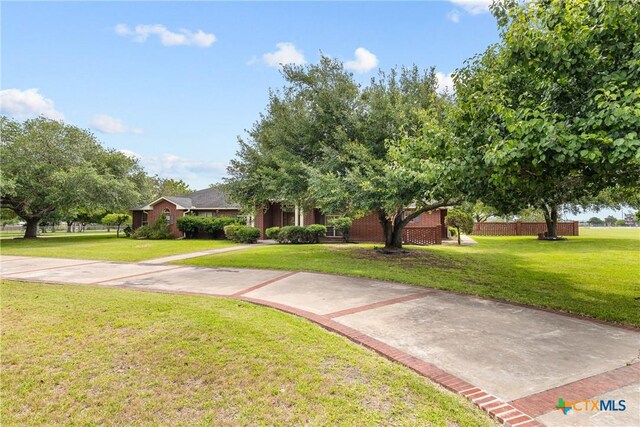 803 S Converse St, Flatonia, TX 78941 - obstructed view of property featuring a front lawn