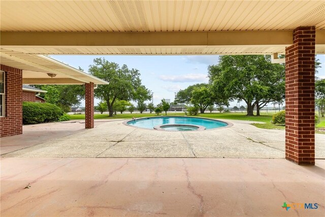 803 S Converse St, Flatonia, TX 78941 - view of swimming pool with an in-ground hot tub and a patio