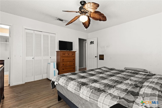 614 Cedar Dr, Copperas Cove, TX 76522 - bedroom featuring wood finished floors, a closet, a ceiling fan, and a textured ceiling