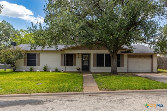 810 S Welhausen Ave, Shiner, TX 77984 - photo 1