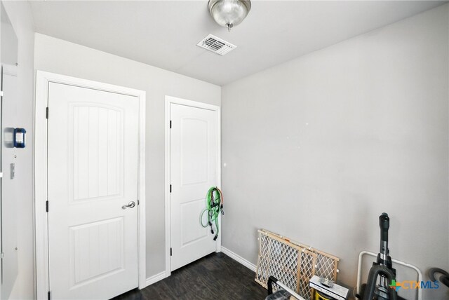 924 Kindersley St, Canyon Lake, TX 78133 - entryway featuring dark wood-style floors and baseboards