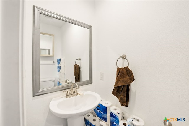 924 Kindersley St, Canyon Lake, TX 78133 - bathroom with a sink