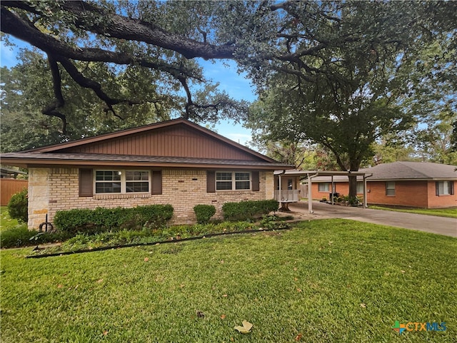 ranch-style home featuring a front yard