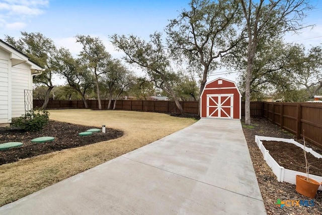 view of yard featuring a storage unit