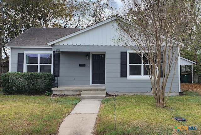 bungalow featuring a front lawn