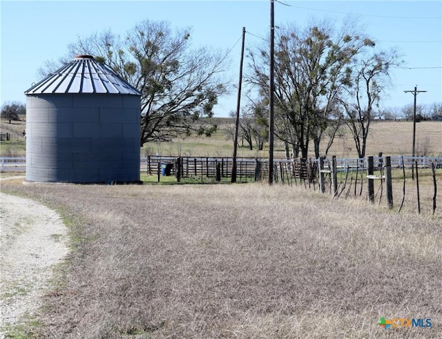 view of yard featuring a shed and a rural view