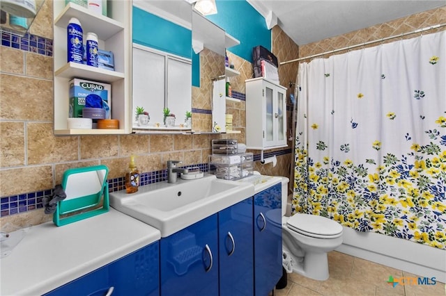 full bathroom featuring tasteful backsplash, shower / bath combo with shower curtain, vanity, and toilet