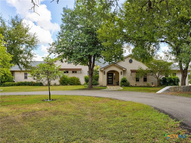 view of front facade with a front yard