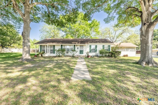 1429 Gardien St, Gonzales, TX 78629 - single story home featuring a front lawn