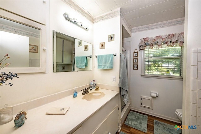 1429 Gardien St, Gonzales, TX 78629 - full bathroom featuring a shower with curtain, vanity, toilet, baseboards, and wood finished floors