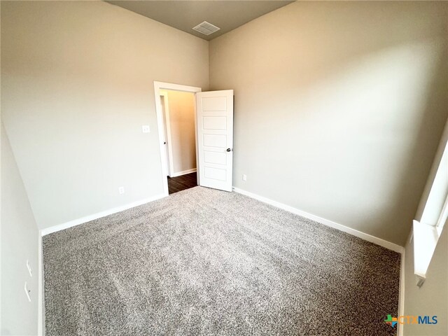 carpeted spare room with vaulted ceiling and ceiling fan