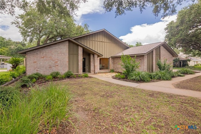 105 Creekside Dr, Victoria, TX 77904 - mid-century home featuring brick siding and board and batten siding