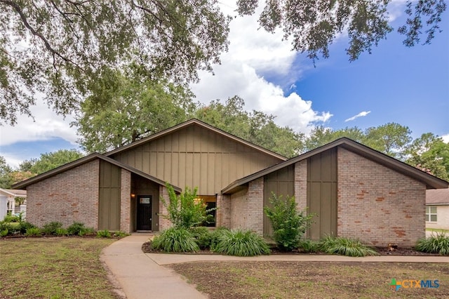 105 Creekside Dr, Victoria, TX 77904 - mid-century modern home with brick siding and board and batten siding