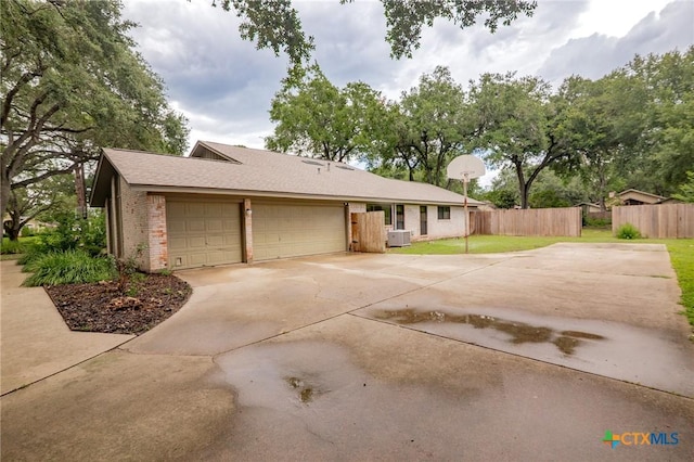 105 Creekside Dr, Victoria, TX 77904 - ranch-style house featuring driveway, a garage, and brick siding