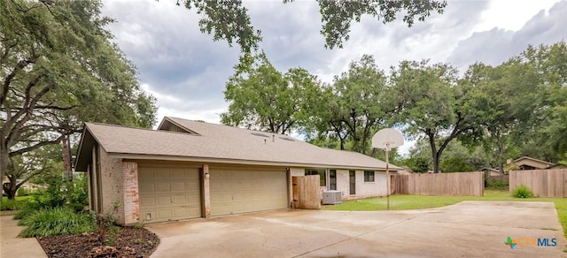 105 Creekside Dr, Victoria, TX 77904 - ranch-style home featuring driveway, brick siding, and an attached garage