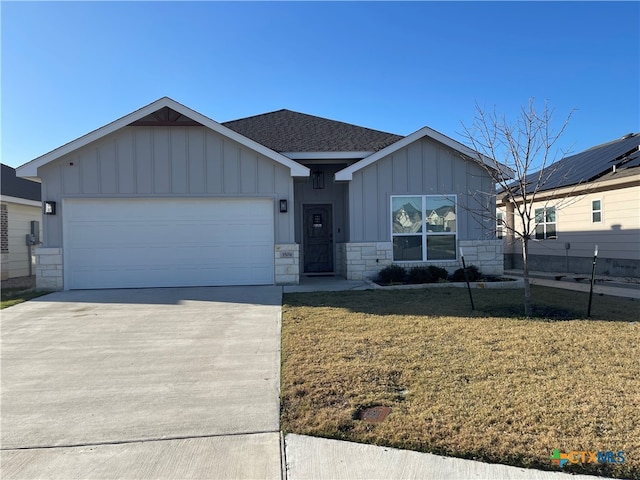 view of front of home featuring a garage and a front yard