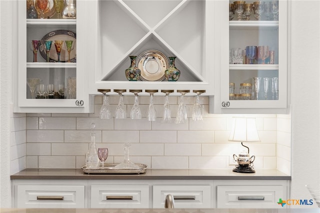 2319 Geneseo Oaks, New Braunfels, TX 78132 - bar featuring backsplash and a dry bar
