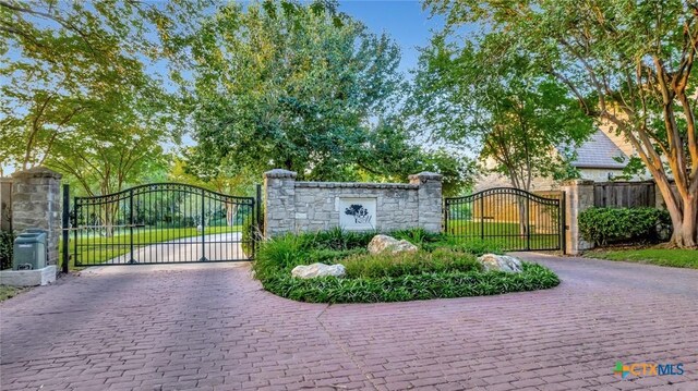 6 Cotswold Ln, Victoria, TX 77904 - view of gate