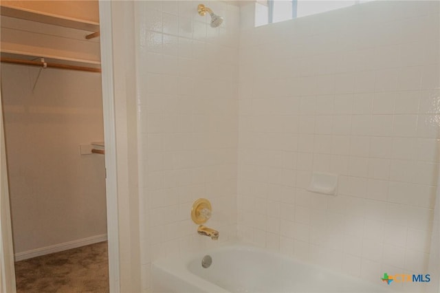 bathroom featuring tiled shower / bath