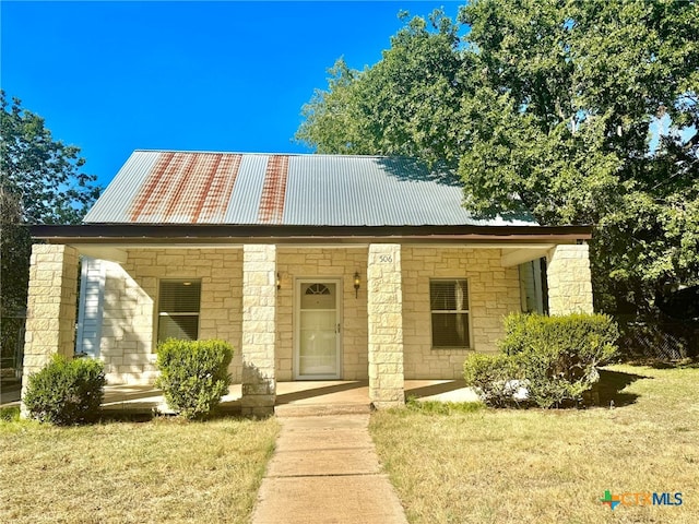 view of front of house featuring a front lawn and covered porch