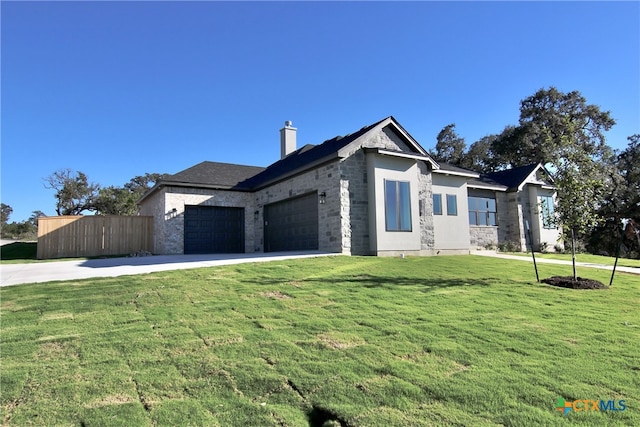 view of front of home featuring a garage and a front yard