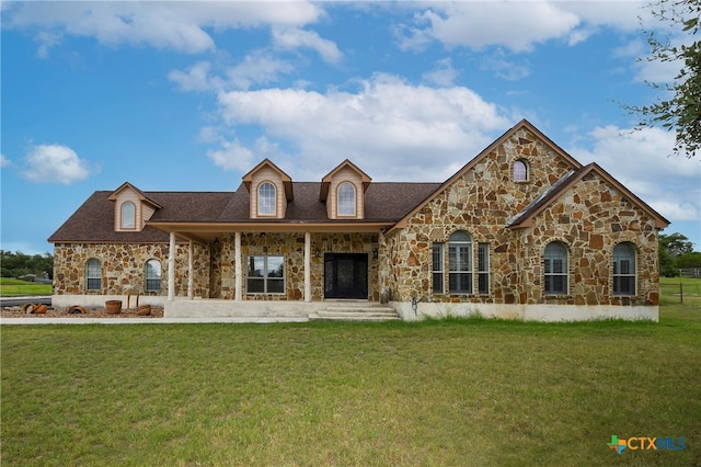 view of front of property featuring a front lawn