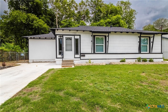 view of front of property featuring a front lawn