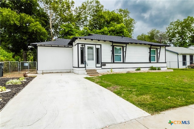 view of front of house featuring a front lawn