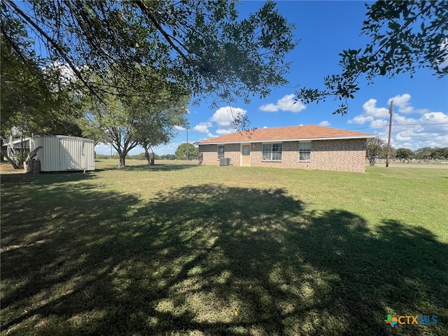 view of yard with a storage unit