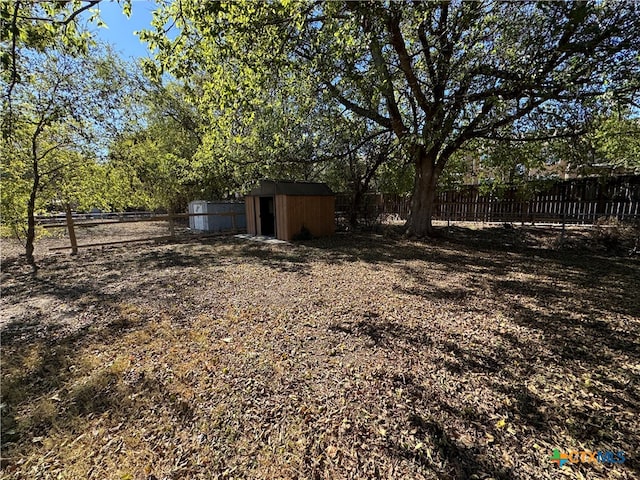 view of yard featuring a storage shed