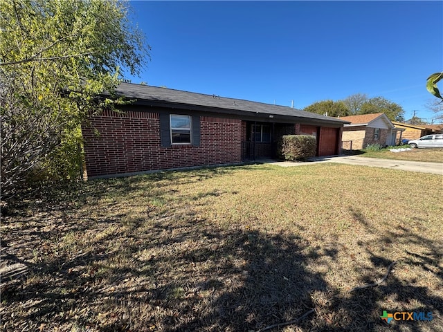 single story home with a front yard