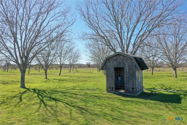 view of yard with an outbuilding