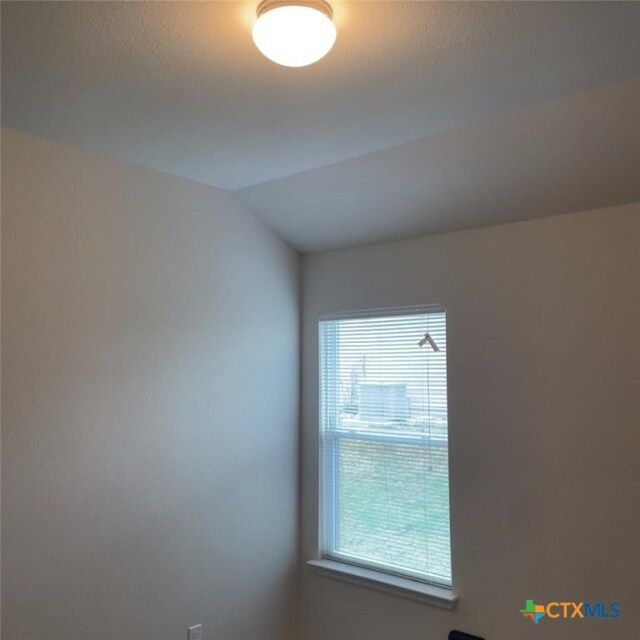 3805 Flat Rock Mountain Dr, Killeen, TX 76549 - empty room with vaulted ceiling