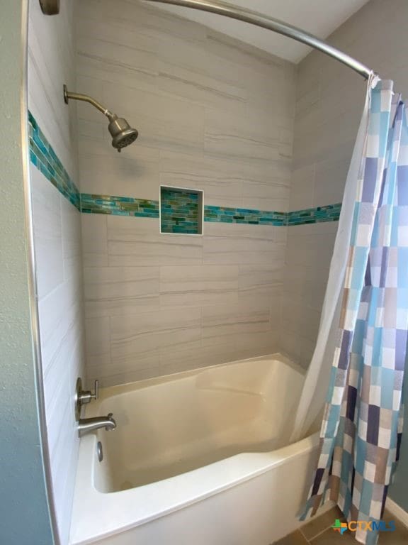 406 Windy Way Dr, Victoria, TX 77904 - full bath featuring shower / bath combo