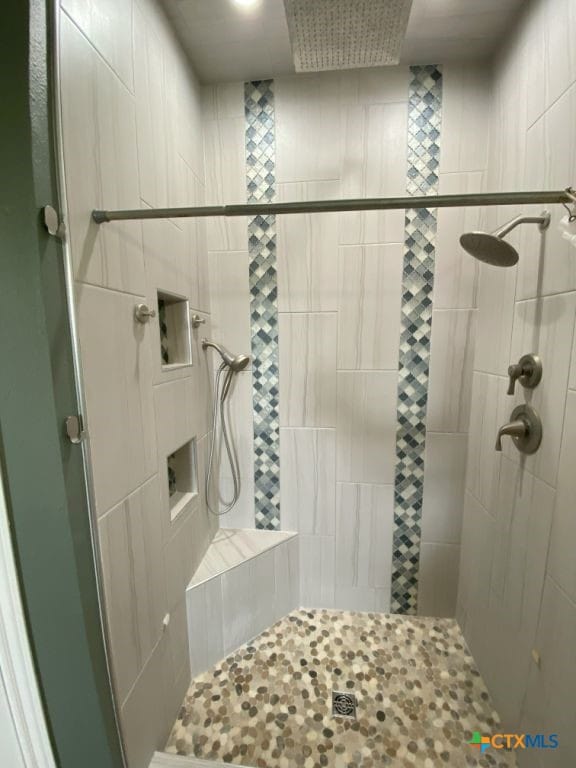 406 Windy Way Dr, Victoria, TX 77904 - full bath with a tile shower