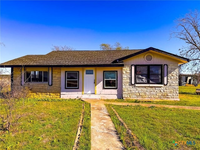 ranch-style home featuring a front lawn