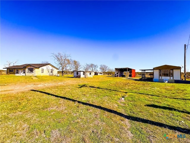 view of yard featuring an outdoor structure