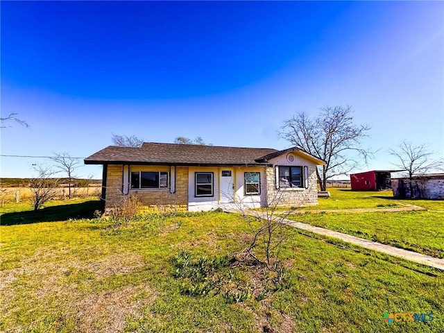 ranch-style home with a front yard