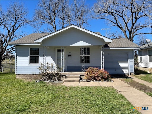 view of front of home featuring a shingled roof, a front lawn, and a porch