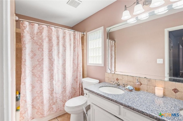 full bath with vanity, a shower with shower curtain, visible vents, decorative backsplash, and toilet