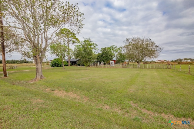 view of yard featuring a rural view