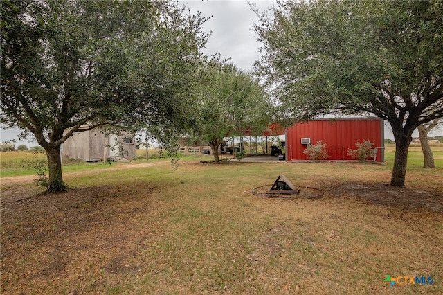 view of yard featuring an outbuilding