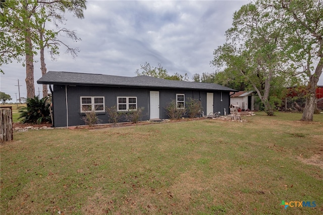 single story home featuring a front lawn