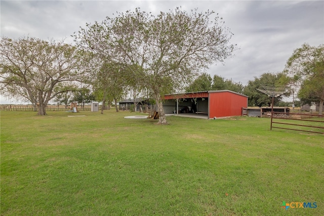 view of yard featuring an outbuilding