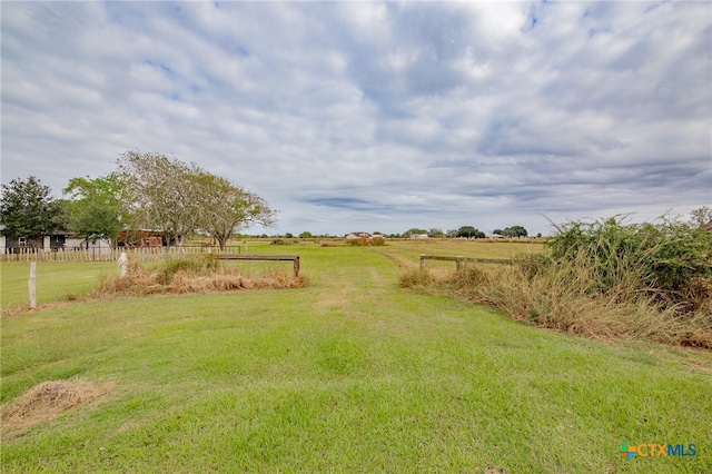 view of yard featuring a rural view