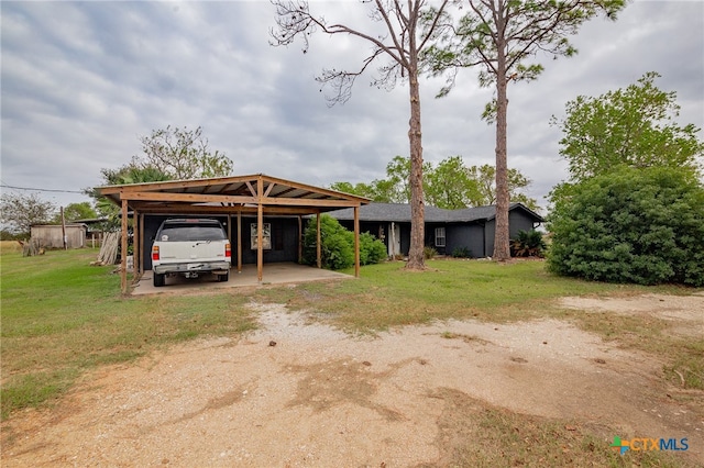 view of front of property featuring a front lawn