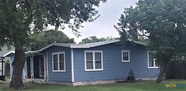 view of side of property featuring a lawn