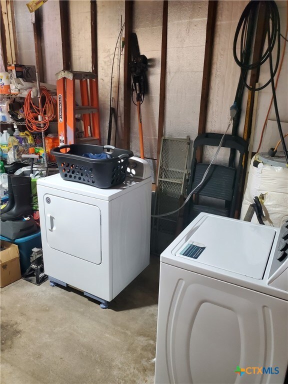 washroom featuring washer and clothes dryer